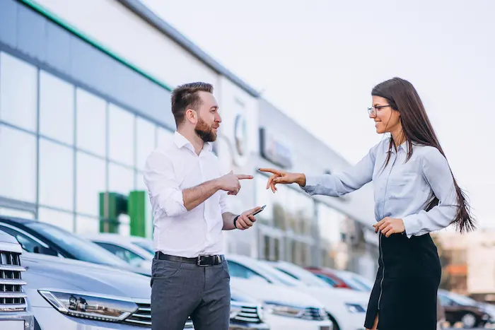 salesman-woman-looking