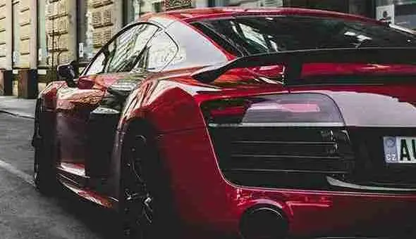 red-sportcar-vert-590x340